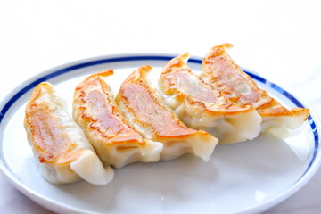 焼き餃子 - 外がパリパリ、中がジューシー、焦げ目がおいしそうな焼きギョウザ
