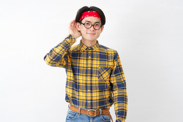 アキバ系の男性　耳に手を当てて聴く　白背景