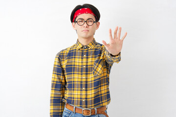 アキバ系の男性　禁止のジェスチャー　白背景