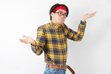 アキバ系の男性　ギブアップのジェスチャー　白背景