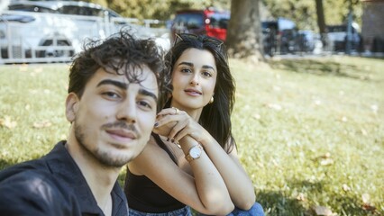 Naklejka premium Couple Enjoying a Sunny Day in the Park