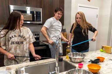 Obraz premium Enjoying Family Cooking Fun Activities in a Modern Kitchen Space