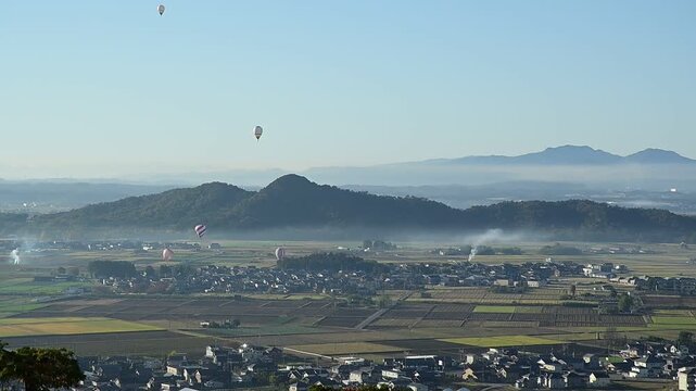 熱気球が飛ぶ東近江市を走る近江鉄道 (近江鉄道 八日市線 市辺 - 太郎坊宮前, 2025年11月)