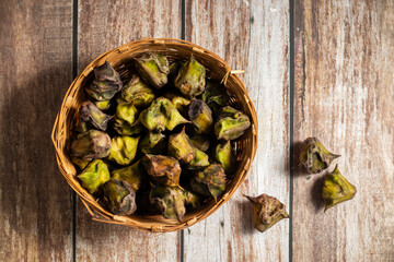 Water chestnut is a crunchy aquatic vegetable with sweet mild flavor, rich in fiber, antioxidants, vitamins, gluten-free, often used in snacks and curries.
