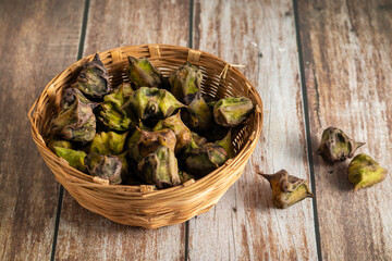 Water chestnut is a crunchy aquatic vegetable with sweet mild flavor, rich in fiber, antioxidants, vitamins, gluten-free, often used in snacks and curries.
