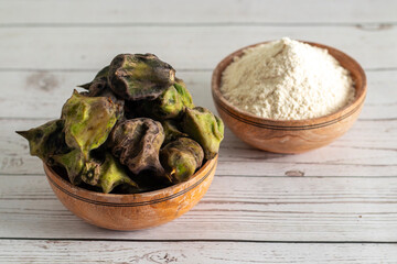 Water chestnut flour is gluten-free, nutritious, light, cooling, easily digestible, used in fasting recipes, puddings, halwa, breads, pancakes, and thickening soups.
