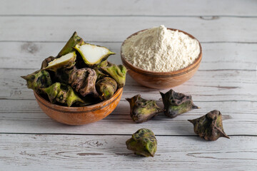 Water chestnut flour is gluten-free, nutritious, light, cooling, easily digestible, used in fasting recipes, puddings, halwa, breads, pancakes, and thickening soups.
