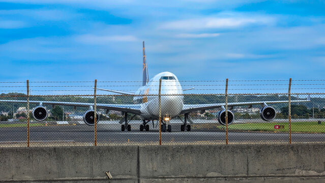 滑走路を移動する旅客機の正面