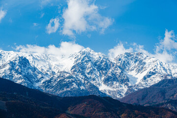 冠雪の白馬の山岳風景
