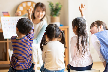 勉強をする園児の後ろ姿
