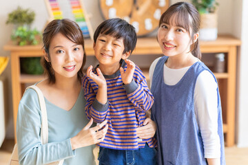 保育士と親子のポートレート