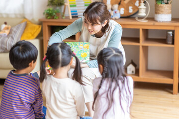 読み聞かせをする保育士