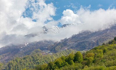 Obraz premium Mountain range with a cloudy sky