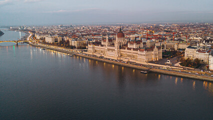 Obraz premium Evening aerial view of Hungarian Parliament Building in Budapest, Hungary.