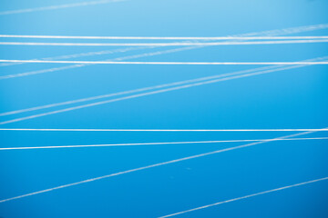 Pokryte śniegiem sznury rozciągnięte nad stawem, służące do odstraszania ptaków. 