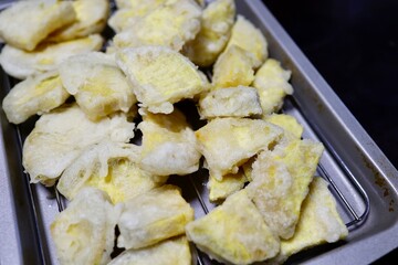 揚げたてさつまいも天ぷらの山盛りイメージ。家庭料理。