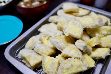 揚げたてさつまいも天ぷらの山盛りイメージ。家庭料理。