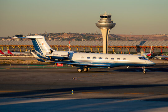 Avi&oacute;n ejecutivo Gulfstream G650ER  de la compa&ntilde;&iacute;a Gestair Private Jets en el aeropuerto de Madrid Barajas con matr&iacute;cula EC-OBZ.