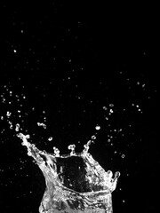 A dynamic capture of water splashing with droplets