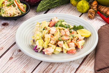 Salad with prawn and vegetables