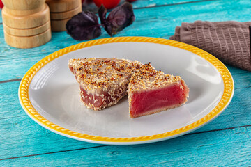 Tuna tataki with sesame seeds