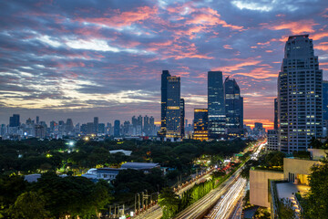 Obraz premium Bangkok business district with the public park area at sunrise.