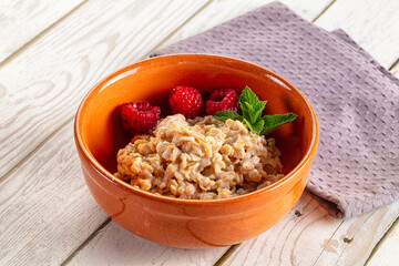 Oat porridge with raspberry