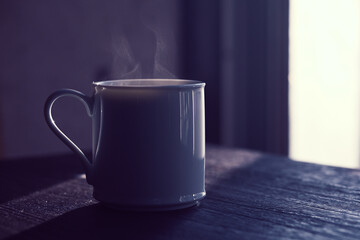 窓辺で飲むホットコーヒー