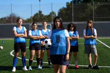 Obraz premium Women's soccer team standing together on playing field
