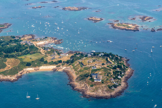 vue a&eacute;rienne des &icirc;les Chausey en France