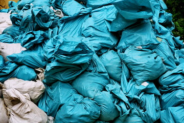 Tas de gravats bleus.