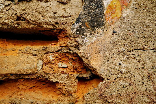 D&eacute;tail de superficie murale abim&eacute;e par le temps, visualisation des diff&eacute;rentes strates de temps.