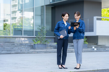 ビルメンテナンスする女性エンジニア　撮影協力:スカパー東京メディアセンター