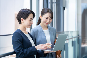 オフィスで打ち合わせをするビジネスウーマン　撮影協力:スカパー東京メディアセンター