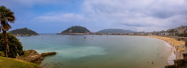 Obraz premium Panorama de la Baie de la Concha de Saint-Sébastien sur la côte Basque en Espagne