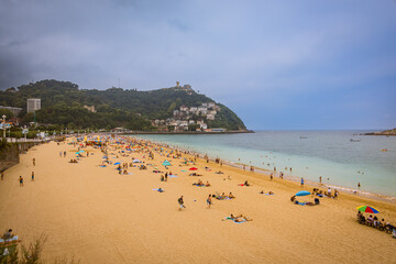 Naklejka premium Vue sur la plage de Saint-Sébastien et la Baie de la Concha sur la côte Basque en Espagne