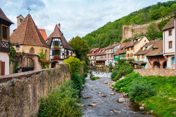 Malerisches Kaysersberg mit Fachwerk am Fluss Weiss in der Altstadt, Frankreich