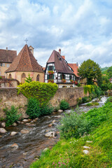 Malerisches Kaysersberg mit Fachwerk am Fluss Weiss in der Altstadt, Frankreich
