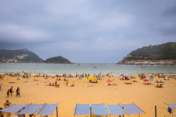 Vue sur la plage de Saint-S&eacute;bastien sur la c&ocirc;te Basque en Espagne