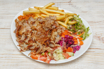Assiette Kebab avec frites et légumes – Fast Food / Cuisine Turque. Nourriture halal. 