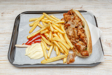 Sandwich kebab avec frites et sauces ketchup mayonnaise &ndash; Fast Food / Snack Turc. Doner kebab 