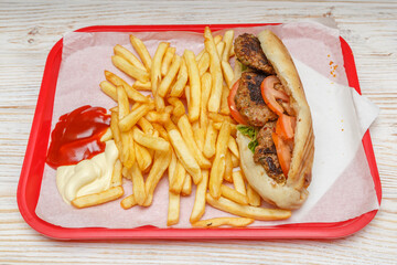 Sandwich K&ouml;fte avec des frites &ndash; Grillades turques / Street Food