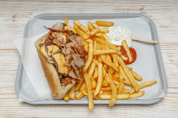 Sandwich royal avec frites et sauces ketchup mayonnaise – Fast Food / Snack Turc. Doner kebab 