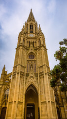 Obraz premium La Cathédrale du Bon Pasteur de Saint-Sébastien sur la côte Basque en Espagne
