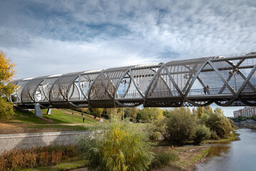 Fototapeta premium Puente que cruza el rio