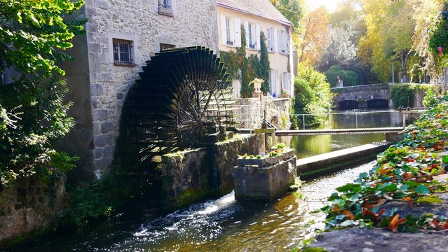 Roue &agrave; aube du couvent des r&eacute;collets sur la rivi&egrave;re des petits foss&eacute;s &agrave; Nemours en Seine-et-Marne France Europe