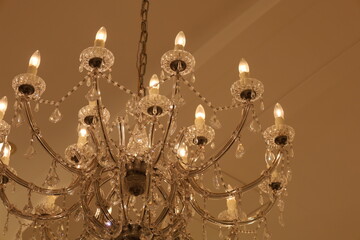 Obraz premium 豪華に輝くクリスタルシャンデリアのクローズアップ