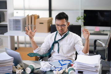 Businessman are under stress from working for poor work.