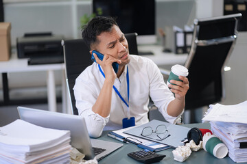 Businessman are under stress from working for poor work.