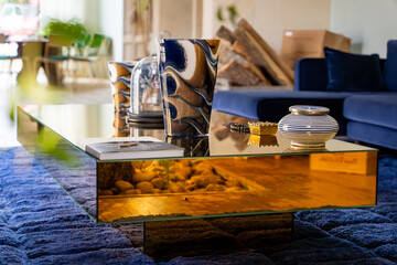 Gros plan sur une table en verre fabriquée par des artisans, mettant en valeur la finesse des finitions et la qualité du travail verrier.